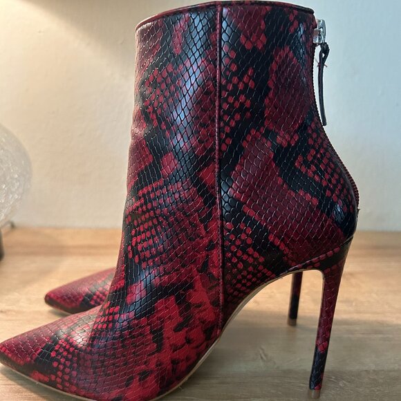 Steve Madden red and black snake skin booties size 7M - Picture 2 of 4